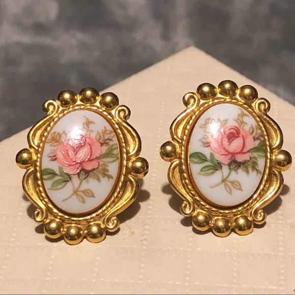 ♥️Vintage-Flower Earrings, Gold Tone w/Beaded Acnt - Picture 1 of 3